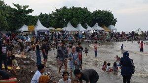 Pengunjung-Pantai-Tanjung-Pasir-Tangerang-membeludak-pada-H1-Lebaran-2023.jpg