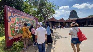 Pengunjung-melihat-peta-kawasan-Taman-Mini-Indonesia-Indah-TMII.jpg