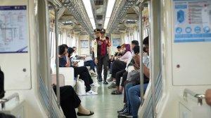 Penumpang-LRT-Jabodebek-sedang-di-dalam-kereta-menuju-Stasiun-Duku-Atas.jpg