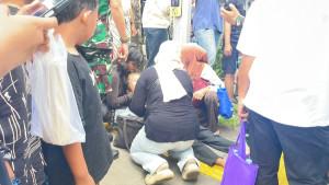 Penumpang-pingsan-di-halte.jpg
