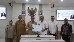Penyerahan-surat-pelepasan-tanah-52-hektar-untuk-pembangunan-hunian-korban-bencana-longsor.jpg