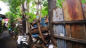 Permukiman-warga-di-sisi-rel-kereta-Jalan-Anyer-RW-09-Menteng-Jakarta-Pusat.jpg