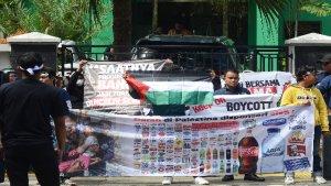 Peserta-aksi-unjuk-rasa-dari-Yayasan-Konsumen-Muslim-Indonesia-dan-Gerbang-Pronas.jpg