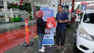 Petugas-membagikan-takjil-kepada-pelanggan-di-SPBU-COCO-Jalan-Ahmad-Yani-Bekasi.jpg