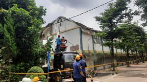 Petugas-membongkar-atap-bangunan-SMKN-1-Cileungsi-yang-runtuh-pada-Rabu-1092025.jpg