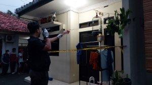 Polisi-lakukan-olah-TKP-di-rumah-dimana-ditemukan-4-bocah.jpg