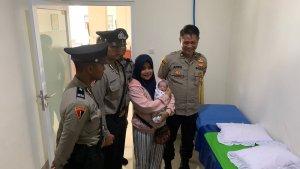 Polisi-melakukan-pengecekan-terhadap-bayi-yang-ditemukan-di-Pengasinan-Rawalumbu-Kota-Bekasi.jpg