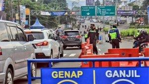 wartakota/Polisi-sedang-mengatur-lalu-lintas-menuju-arah-Puncak-di-Simpang-Gadog.jpg