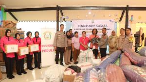 Polsek-Senen-menyalurkan-bantuan-sosial-kepada-warga-korban-kebakaran.jpg