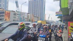 Potret-jalan-amblas-di-dekat-proyek-SKTT-dan-MRT-sebabkan-macet-panjang-di-Jalan-Gajah-Mada.jpg