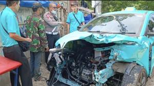 Potret-taksi-yang-ringsek-usai-ditabrak-ekor-kereta-Jumat-10102025.jpg