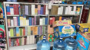 Potret-warung-yang-menjual-sejumlah-rokok-di-dekat-sekolah-Jalan-Inspeksi-Kali-Grogol.jpg