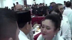 Prabowo-Subianto-cipika-cipiki-dengan-Titiek-Soeharto.jpg