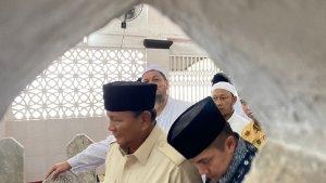 Prabowo-Subianto-silaturahmi-dengan-Habib-Ali-bin-Habib-Abdurrahman-bin-Muhammad-bin-Ali-Al-Habsy.jpg