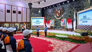Pramono-Anung-melepas-kontingen-Provinsi-DKI-Jakarta-di-PORNAS-XVII-KORPRI-Tahun-2025.jpg