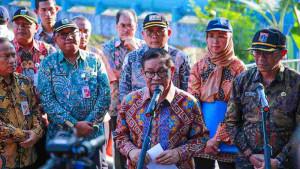 Pramono-Anung-susuri-Sungai-Ciliwung-aliran-Kanal-Banjir-Barat-Kamis-3172025.jpg