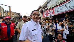 Pramono-tinjau-kebakaran-di-Tamansari244.jpg