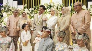 Presenter-dan-penyiar-Fitri-Tropica-merayakan-10-tahun-pernikahannya.jpg