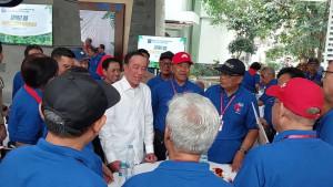 Presiden-ke-7-RI-Joko-Widodo-berbincang-dengan-teman-temannya.jpg