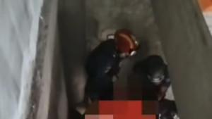 Proses-evaluasi-lansia-turun-dari-lantai-dua-rumah-oleh-anggota-Damkar-Depok.jpg