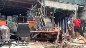 Puing-puing-bangunan-dan-material-lain-tampak-berserakan-Sabtu-692025.jpg