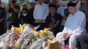 Ridwan-Kamil-resmi-menutup-rangkaian-doa-bersama-dan-takziah-publik.jpg