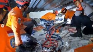 SANTRI-PONPES-AMBRUK-Tim-rescue-me-99848.jpg