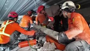 SANTRI-PONPES-AMBRUK-Tim-rescue-melakukan-proses-eva.jpg