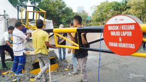 SENGKETA-LAHAN-Sejumlah-pekerja-sedang-membongkar-portal-di-pintu-masuk-Hotel-Sultan.jpg