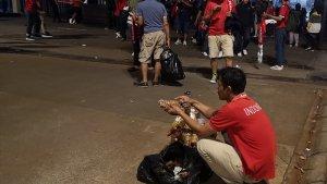 Salah-satu-pedagang-asongan-di-kawasan-Stadion-GBK.jpg
