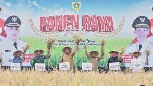 Sastra-Winara-menghadiri-panen-raya.jpg