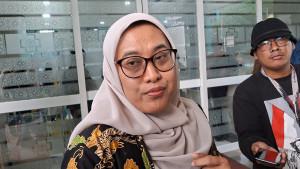 Satia-Sriwijayanti-Anggraini-saat-menjenguk-enam-murid-SDN-Kota-Baru-3.jpg