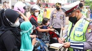 Satlantas-Polres-jakbar-melakukan-peneguran-dan-penilangan-te.jpg