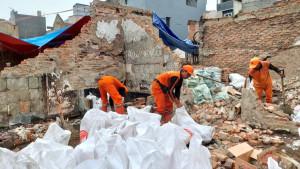 Sejumlah-PPSU-membersihkan-puing-rumah-warga-di-RW-06-Kelurahan-Tangki-Tamansari-Jakarta-Barat.jpg