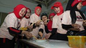 Sejumlah-emak-emak-mengikuti-pelatihan-membuat-pizza-di-Jalan-Jatiwaringin-Kota-Bekasi.jpg