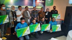 Sejumlah-pengemudi-inDriver-secara-simbolis-menerima-kartu-peserta-BPJS-Ketenagakerjaan.jpg