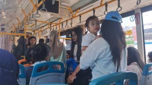 Sejumlah-penumpang-Transjakarta-nekat-turun-sembari-membawa-balitanya.jpg