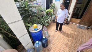 Sejumlah-warga-di-Jalan-Sangihe-Raya.jpg