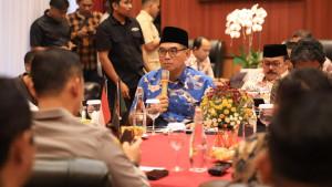 Sekretaris-Daerah-Kabupaten-Bogor-Ajat-Rochmat-Jatnika-pegang-mic-Jumat-1992025.jpg