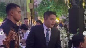 Sekretaris-Kabinet-Mayor-Teddy-Indra-Wijaya-hadir-di-kondangan.jpg