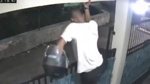 Seorang-pria-terekam-CCTV-mencuri-helm.jpg