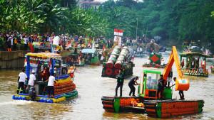 Serunya-Atraksi.jpgPuluhan-Perahu.jpgUnik-Dari.jpgperahu-hasil.jpgdijadikan-simbol.jpg