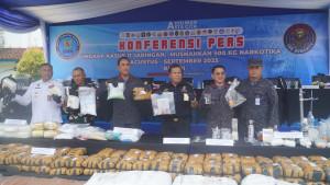 Setengah-Ton.jpgjaringan-yang-berhasil.jpgyang-diamankan.jpgekosistem-perlawanan.jpgbarang-bukti-berbagai.jpg