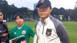 Shin-Tae-yong-usai-pimpin-latihan-Timnas-U-20-di-Lapangan-A-GBK.jpg