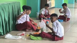 Siswa-SDN-01-Meruya-Selatan-Bawa-Bekal-dari-Rumah.jpg