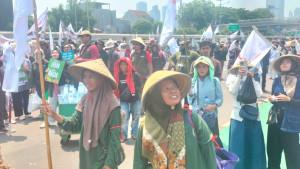 Siti-Toingah-baju-hijau-kanan-saat-ikuti-aksi-di-depan-Gedung-DPR-RI-Rabu-2492025.jpg
