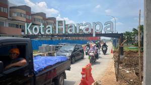 Suasana-akses-jalan-utama-di-kawasan-Kota-Harapan-Indah-Tarumajaya-Bekasi.jpg