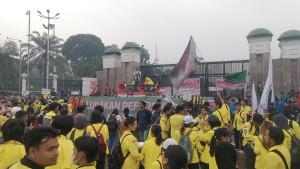 Suasana-di-depan-Gedung-DPR-RI-Senayan-Jakarta-Pusat-Selasa-982025.jpg