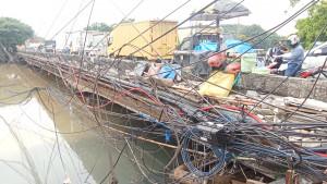 Suasana-kabel-semrawut-di-wilayah-Kapuk-Cengkareng-Jakarta-Barat.jpg