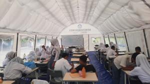 Suasana-pembelajaran-di-sekolah-tenda-SMKN-Cileungsi.jpg